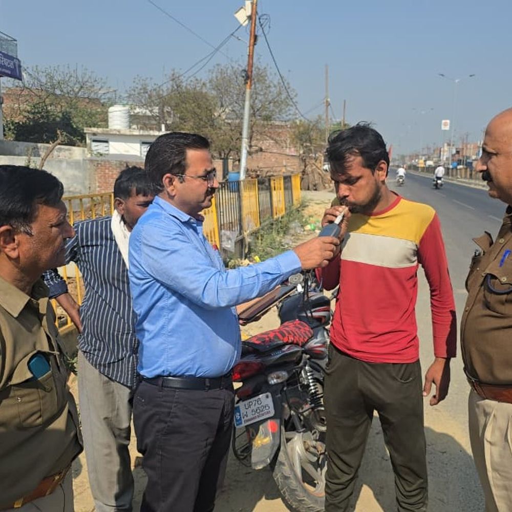 फर्रुखाबाद में 3 बसें सीज, ₹70 हजार जुर्माना:ड्रिंक एंड ड्राइव चेकिंग में ऑटो चालक पकड़ा, ड्राइविंग लाइसेंस भी नहीं था