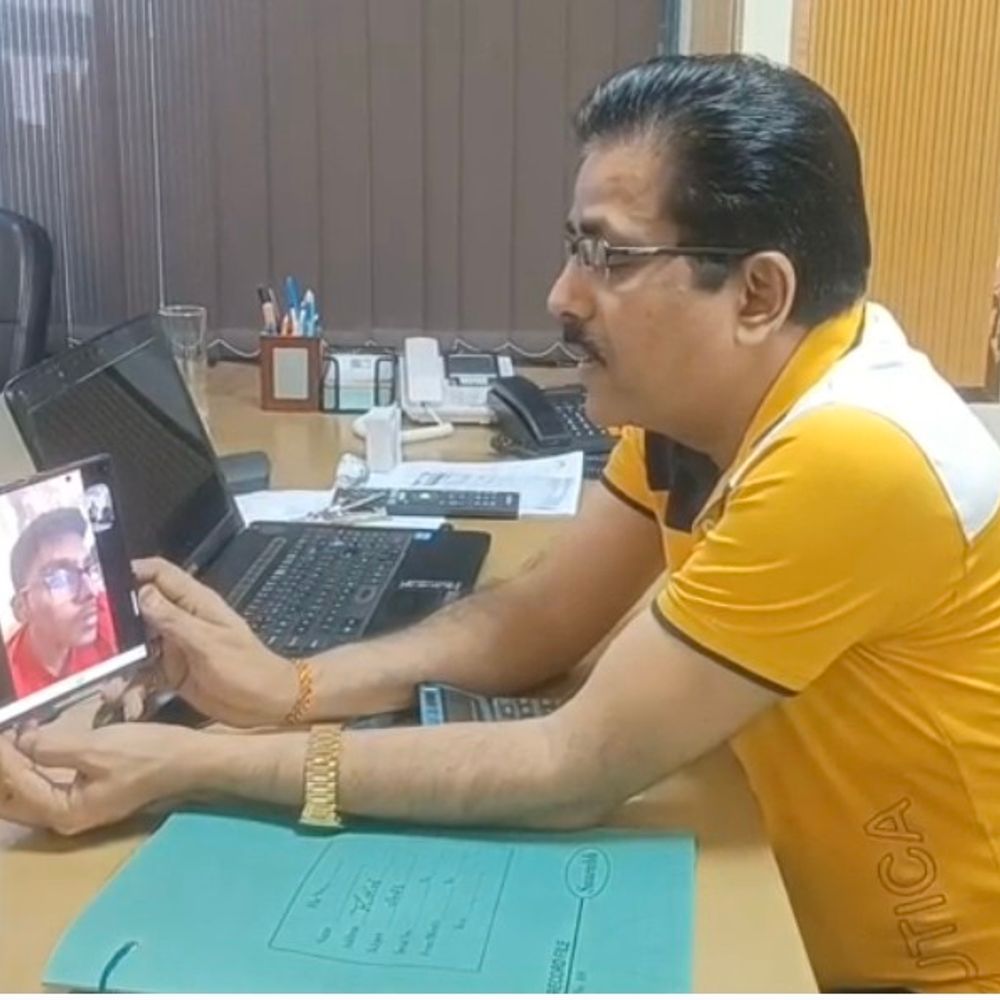 चंदौली के व्यापारी का परिवार दुबई में फंसा:मिडिल ईस्ट में जंग के कारण होटल में रुके, प्री-वेडिंग शूट के लिए गए थे