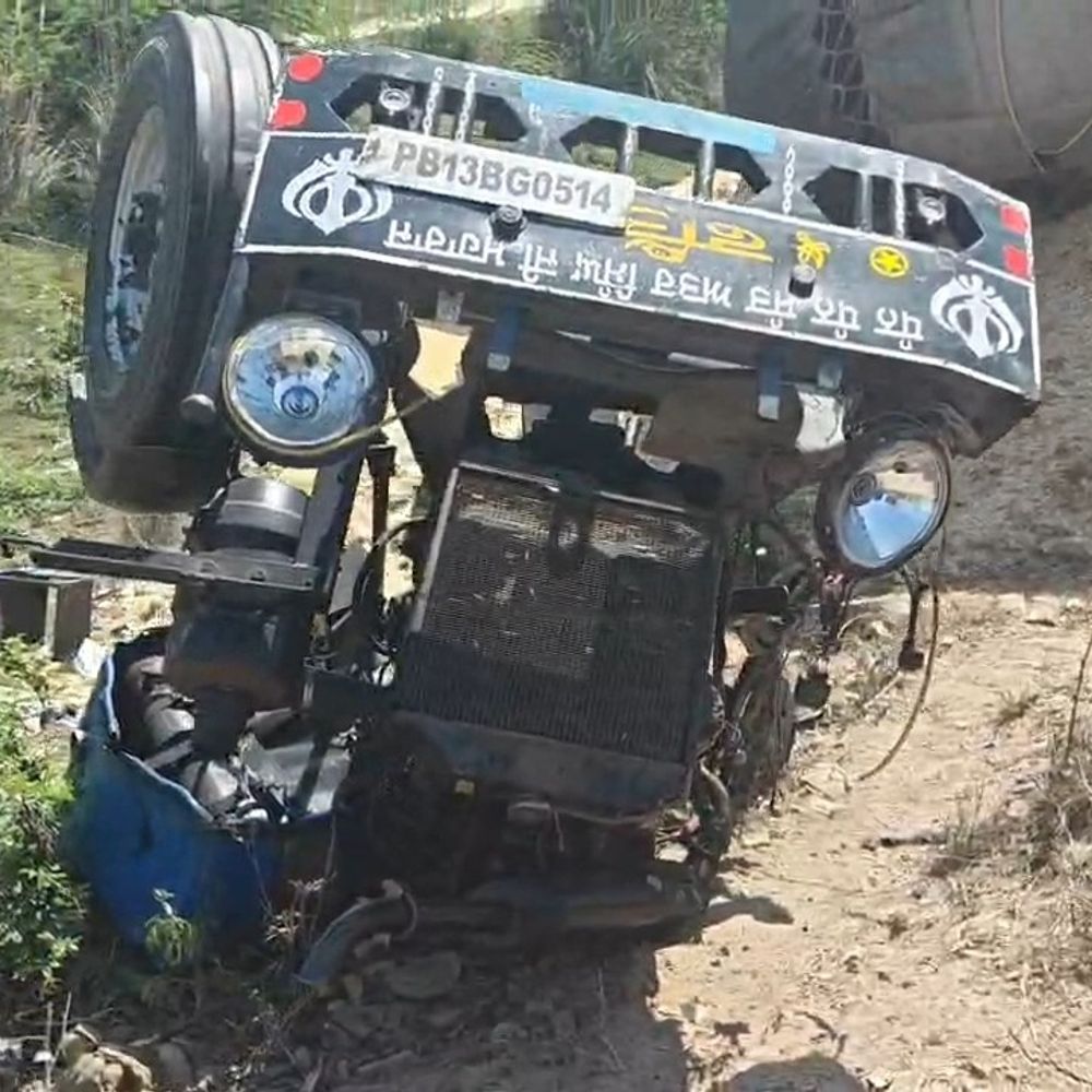 भूसा से भरी ट्रैक्टर-ट्रॉली पलटी:बाजना फ्लाईओवर के पास एक व्यक्ति की दबकर मौत