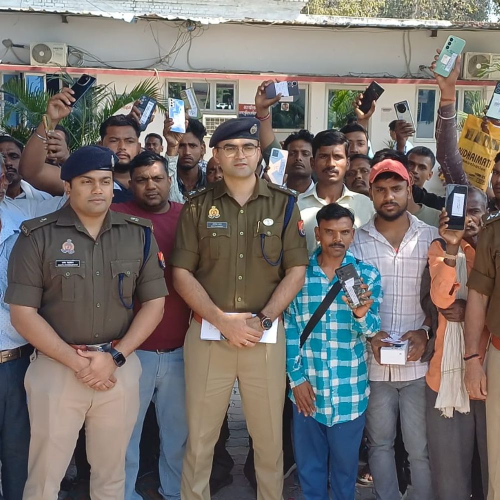 चंदौली में खोए हुए 75 स्मार्टफोन मिले:पुलिस ने CEIR पोर्टल की मदद से 16 लाख के मोबाइल मालिकों को लौटाए