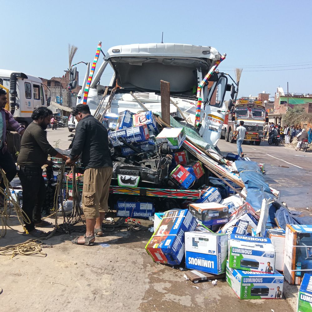 फतेहपुर में 3 ट्रक आपस में भिडे़:दो चालक घायल, पुलिस ने पहुंचाया अस्पताल