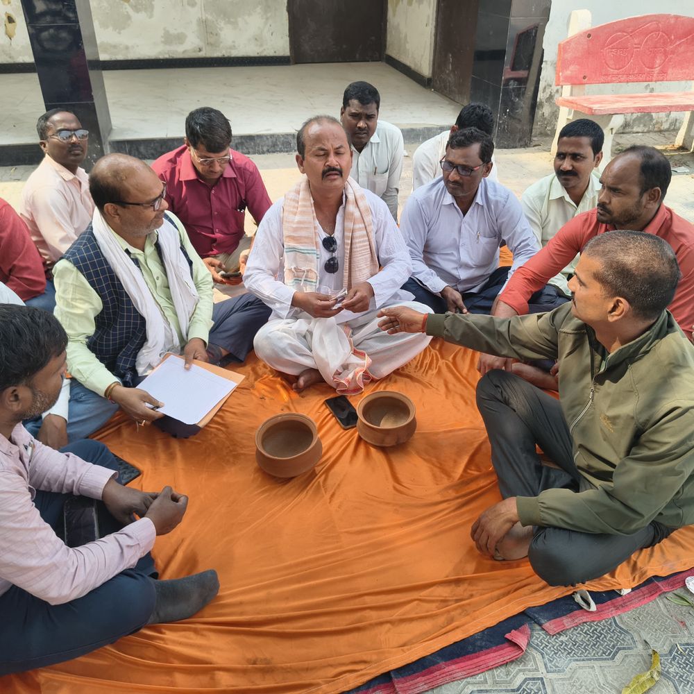 महराजगंज में 8 माह से नहीं मिली सैलरी:रोजगार सेवकों ने विरोध जताने के लिए भीख मांगकर जताया विरोध