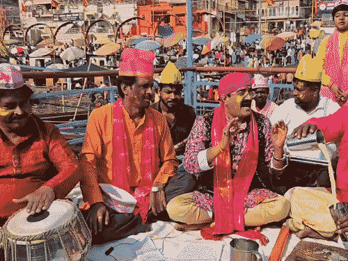 काशी में गंगा के बजड़े पर जोगीरा, VIDEO:होली में बाबा किए हैं बवाल...लोक गायकों ने होली की फुहार में नेताओं को भिगोया