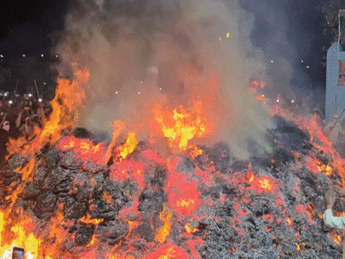 मथुरा में अंगारों के बीच से पलक झपकते निकला पंडा:लोग लट्‌ठ लेकर चिल्लाते रहे, विदेशी दंग; VIDEO में 5300 साल पुरानी परंपरा