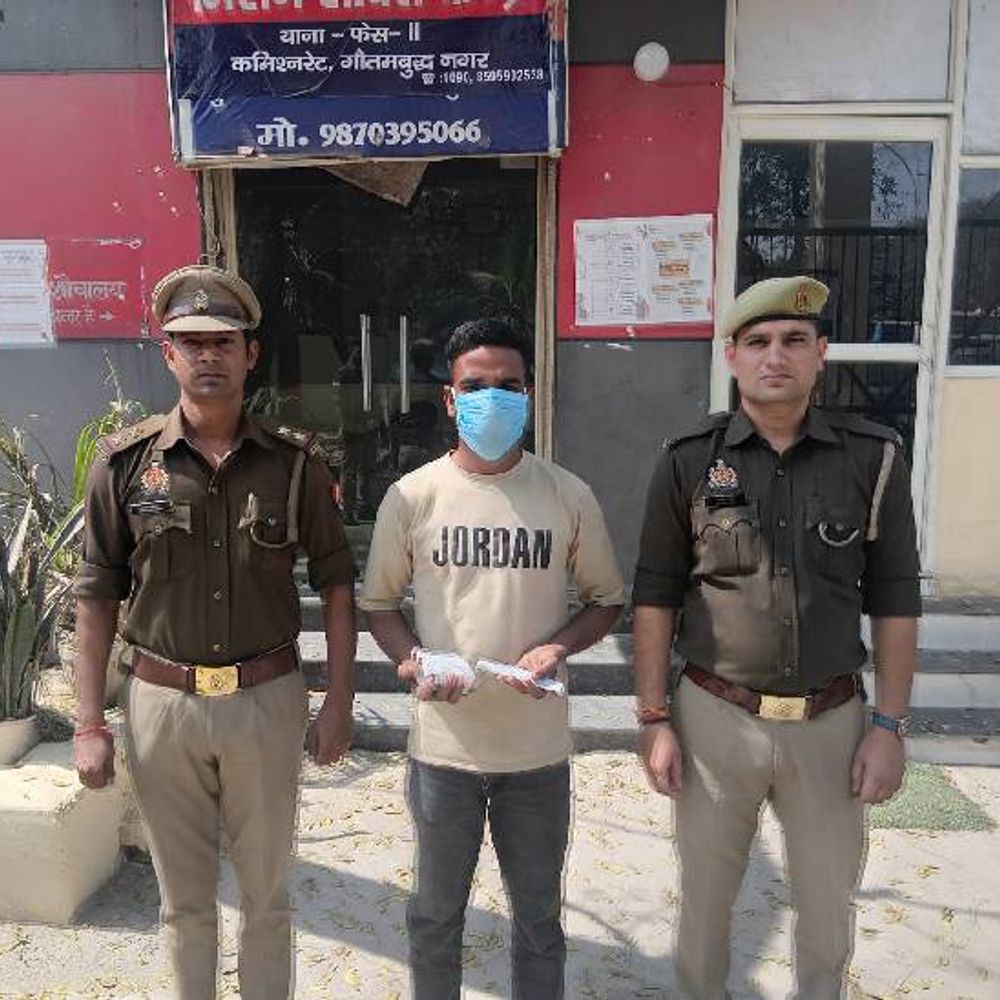 नोएडा में एटीएम कार्ड बदलकर 50 लोगों से ठगी:पुलिस ने आरोपी को किया अरेस्ट, 12 एटीएम कार्ड मिले