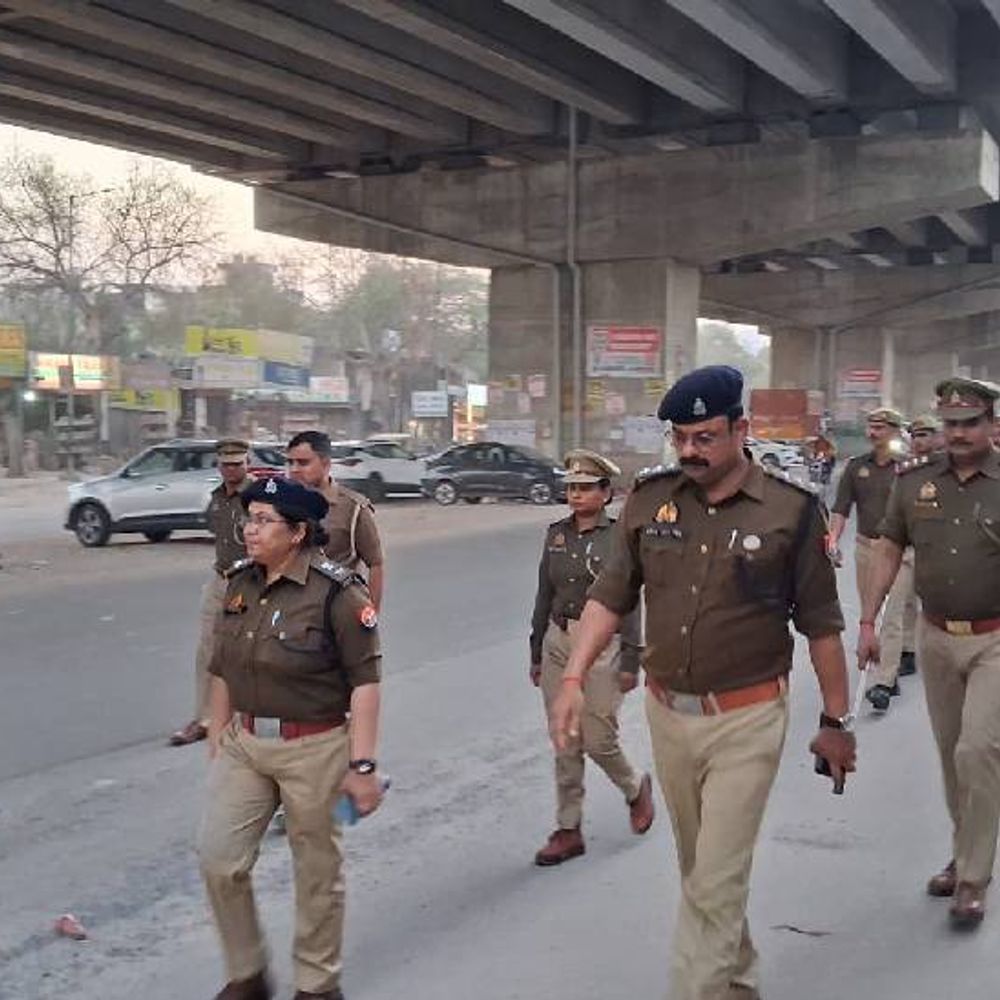 नोएडा में पुलिस का फ्लैग मार्च:तीन जोन में पुलिस की संवेदनशील इलाकों पर नजर, ड्रोन से निगरानी