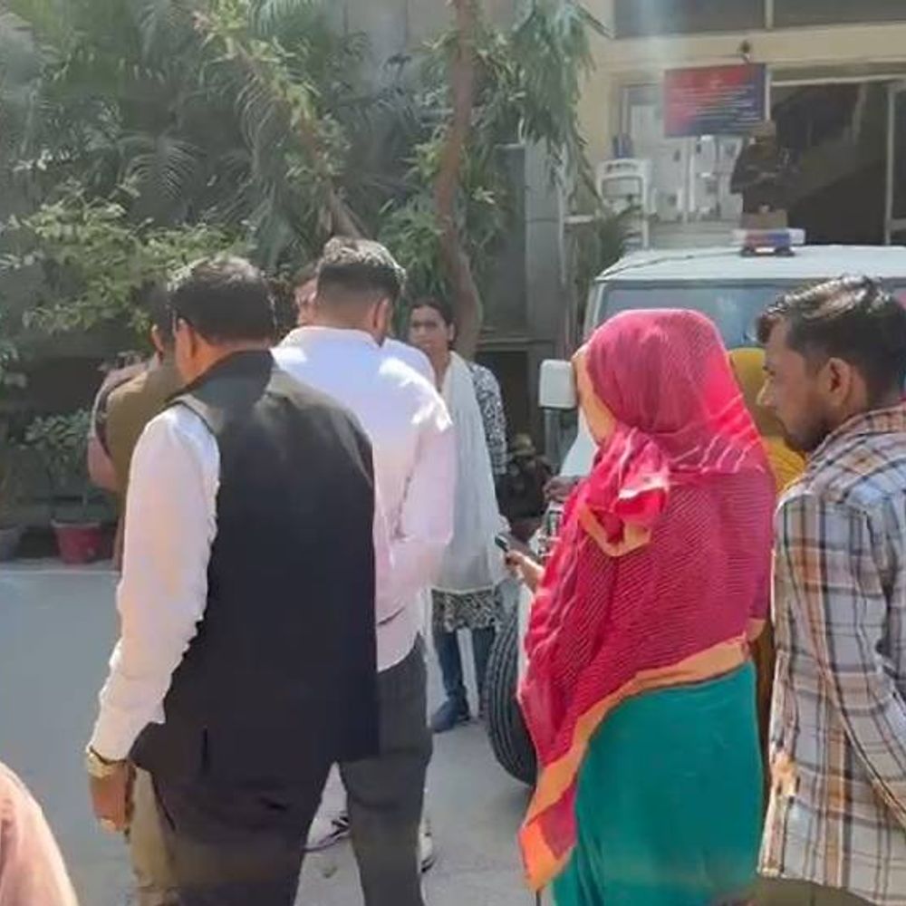 नोएडा में डॉग को लेकर दो पक्ष भिड़े:महिला ने युवक पर अभद्रता करने का आरोप लगाया, पुलिस से की शिकायत, आरोपी गिरफ्तार