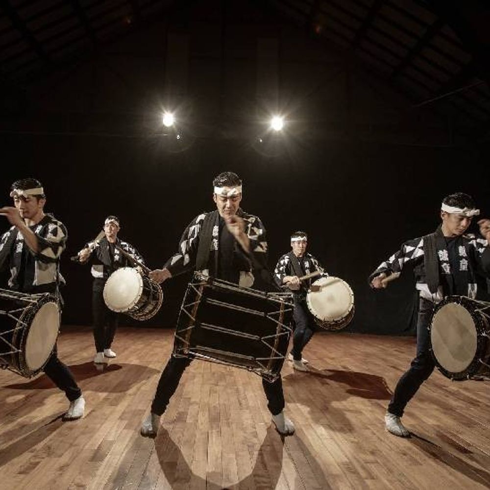 जापान के कोडो ग्रुप का वर्ल्ड टूर:ड्रम मास्टर्स बनने के लिए 2 साल बिना फोन-इंटरनेट के रहना पड़ता है, खुद बनाते हैं अपना खाना, चावल की बोरियां लेकर पेरिस पहुंचे