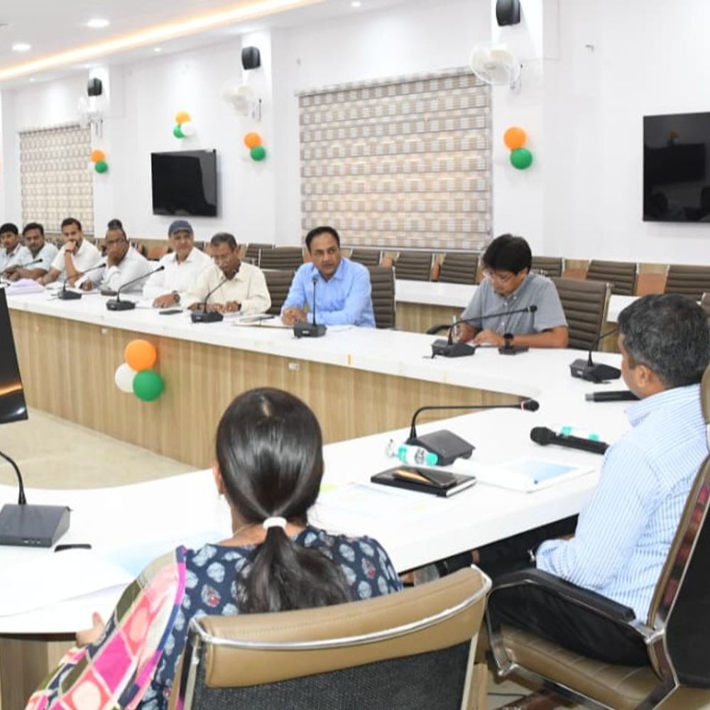 प्रयागराज प्रशासन ने मांगी युद्ध में फंसे नागरिको की जानकारी:प्रशासन ने की लोगों से अपील, हेल्पलाइन नंबर जारी