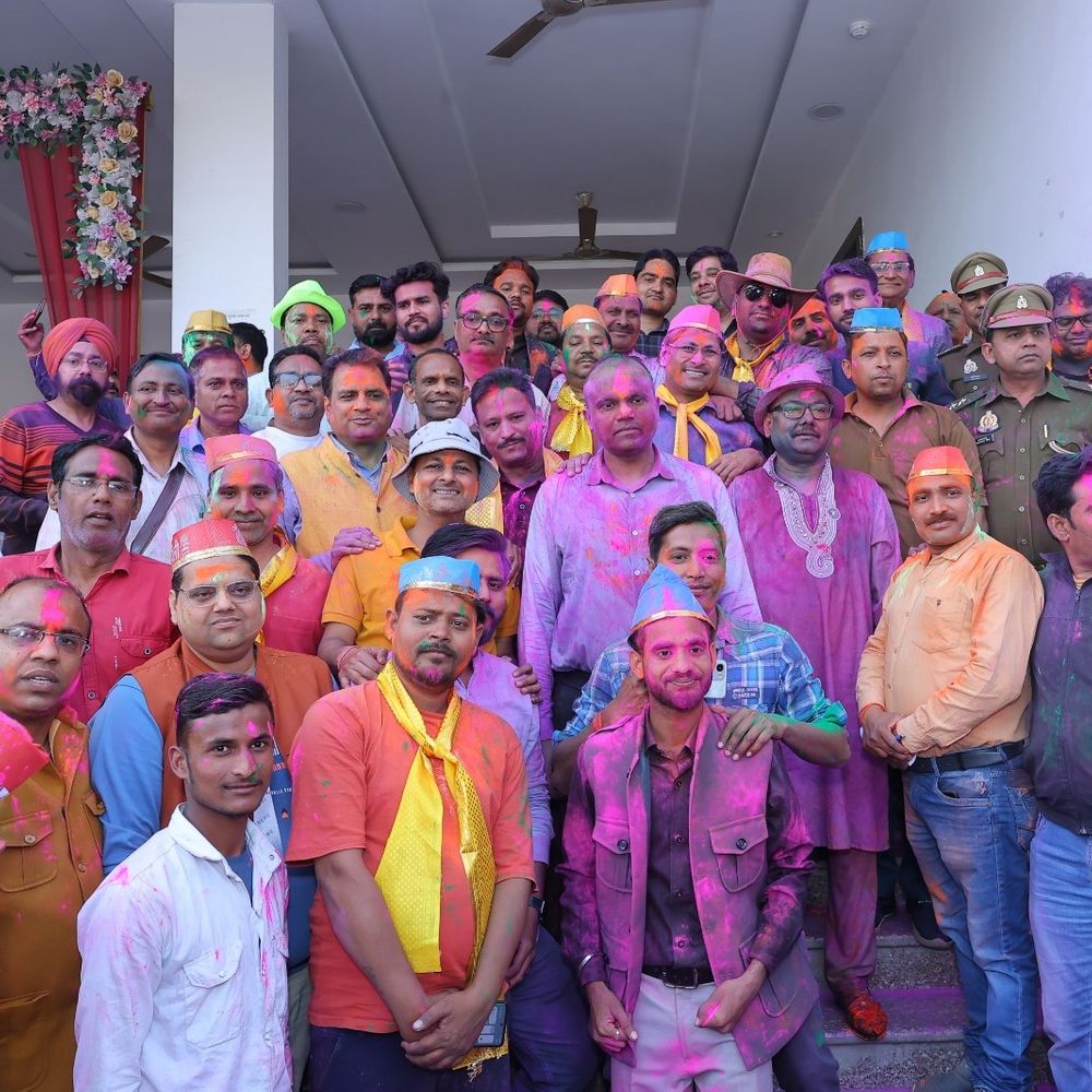 पत्रकारों के संग मंत्रियों और अफसरों ने जमकर उड़ाया गुलाल:राज्यपाल, वन मंत्री, सांसद, DIG, कमिश्नर, डीएम और SSP ने दी होली की शुभकामनाएं