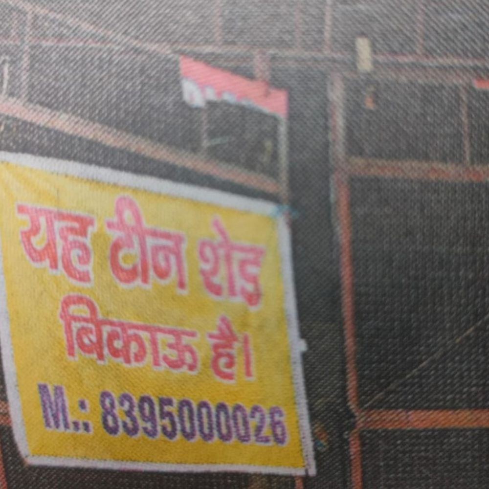 सेंट्रल मार्केट में व्यापारियों ने लगाए बिकाऊ के पोस्टर:मेरठ में दुकानों के शटर, शेड आदि बेचने लगे व्यापारी, RTI कार्यकर्ता के खिलाफ भी दी तहरीर