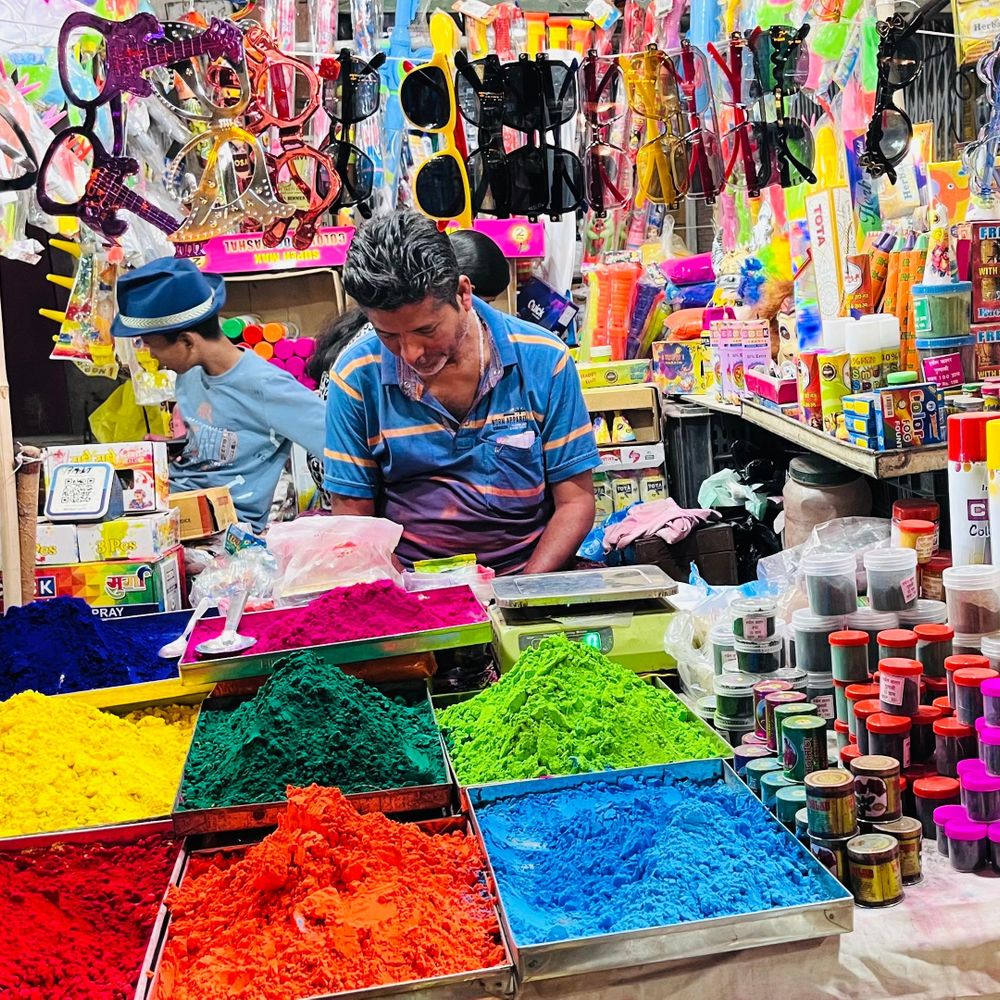 प्रयागराज फागुनी रंग में रंगा बाजार, देर रात उमड़ी भीड़:हर्बल गुलाल और देसी पिचकारियों की डिमांड, होली-रमजान से बाजार में रौनक