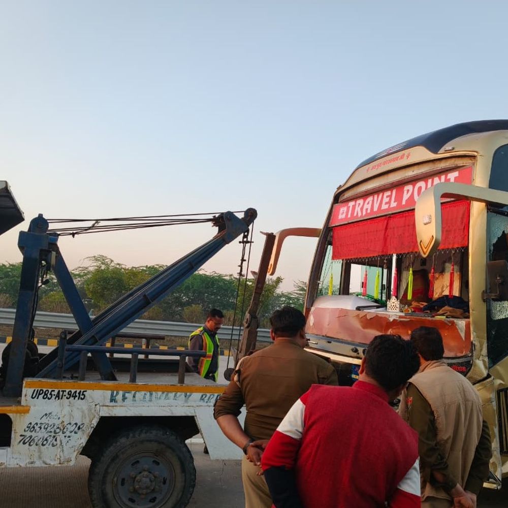 यमुना एक्सप्रेस-वे पर बस-कार की टक्कर, 6 की मौत:उछलकर 10 फीट दूर गिरी, पिछला हिस्सा चकनाचूर; होली पर घर जा रहे थे
