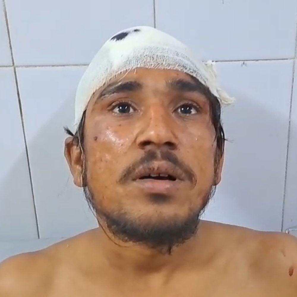 जमुई में जड़ी-बूटी बेचने वाले 2 भाइयों के साथ मारपीट:चाय दुकान पर चार्जिंग में लगाया था फोन, दुकानदार ने मोबाइल देने से किया मना