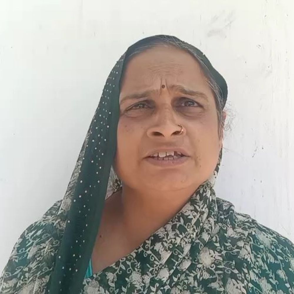 गोंडा में दर-दर ठोकरे खाने को मजबूर पीड़ित सास:बहू पर गहने और पैसे को छीनकर भाई को देने का आरोप