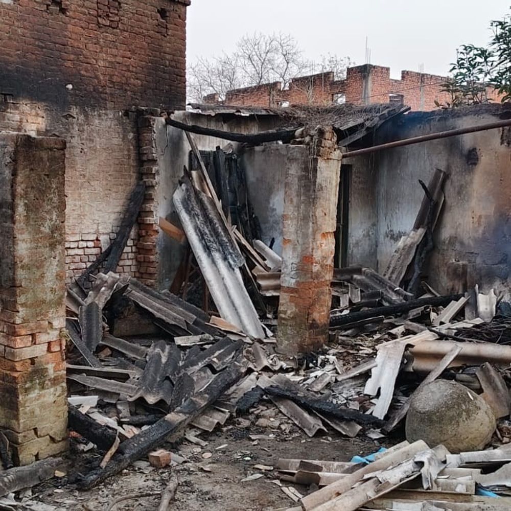 आजमगढ़ में बुजुर्ग महिला के घर में लगी आग:गृहस्थी का सारा सामान जलकर हुआ खाक, पड़ोसियों पर लगाया आरोप