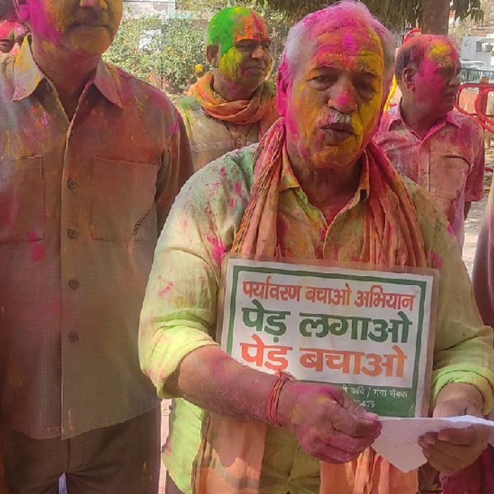 लखनऊ में होली मिलन समारोह:रंगों संग दिया ‘पेड़ लगाओ-पेड़ बचाओ’ का संदेश, पानी बचाने का संकल्प लिया