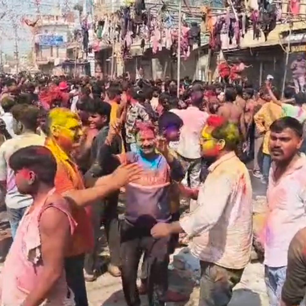 रायबरेली के घंटाघर चौराहे पर 'कपड़ा फाड़ होली':हजारों युवाओं ने उत्साह से खेली, सुरक्षा के रहे पुख्ता इंतजाम