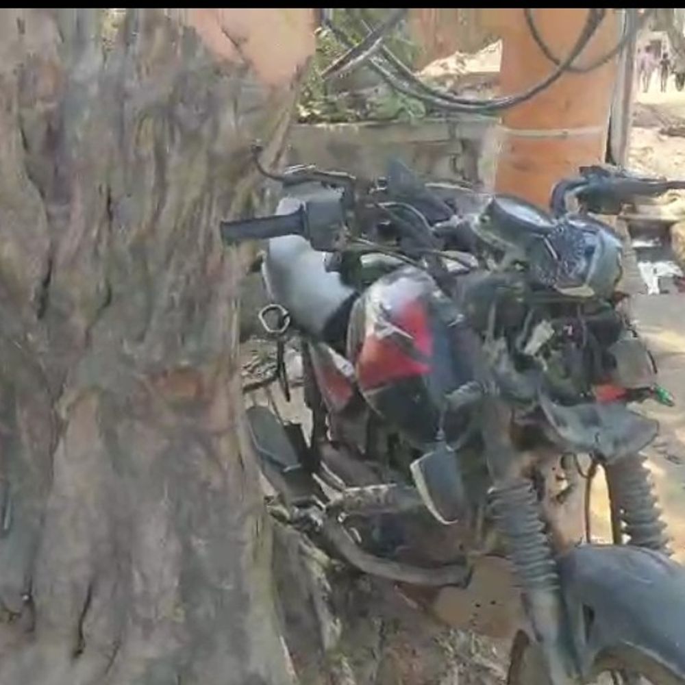 तेज रफ्तार बाइक पेड़ से टकराई, युवक की मौत:मथुरा-गोवर्धन रोड पर लोटेश्वर महादेव मंदिर के पास हुआ हादसा