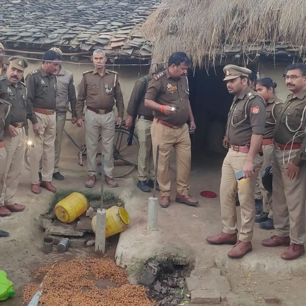 कौशांबी में अवैध शराब पर बड़ी कार्रवाई:4 दिन में 299 लीटर जब्त, 22 कारोबारियों को पुलिस ने किया गिरफ्तार