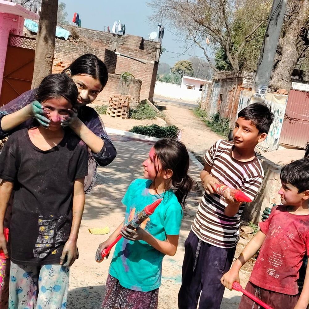 घाटमपुर में धूमधाम के साथ मनाई गई होली::लोगो ने एक दूसरे को लगाया रंग-गुलाल, डीजे की धुन पर थिरके युवा, देखे तस्वीरे