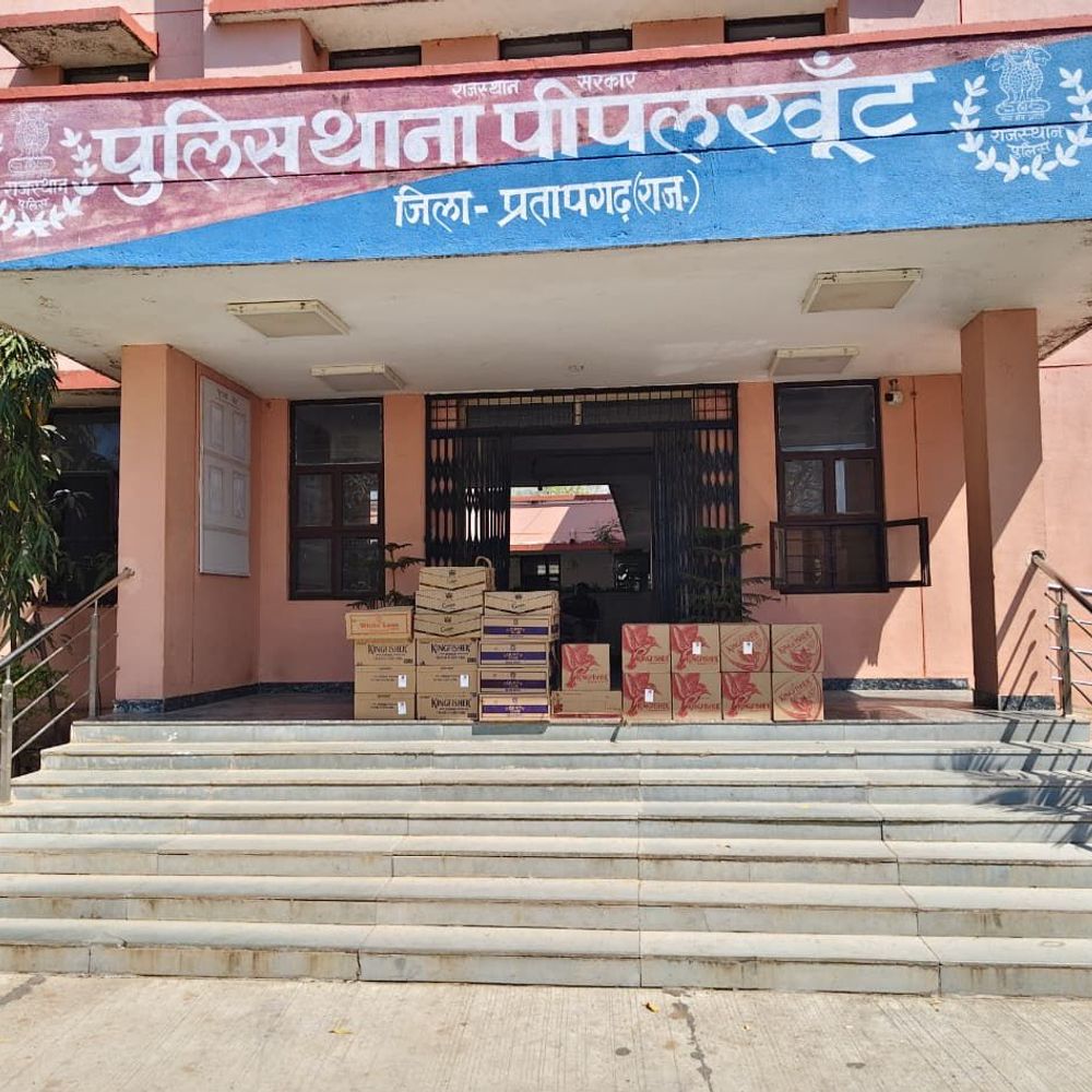 पीपलखूंट में 3 लाख की अवैध शराब पकड़ी, आरोपी गिरफ्तार:  देशी-अंग्रेजी शराब और बीयर लेकर जा रहा था, टैंपो जब्त – pratapgarh (Rajasthan) News