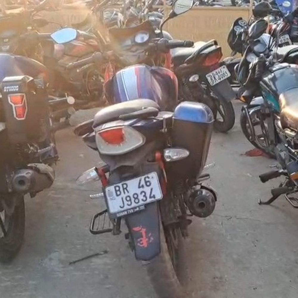 जमुई में 45 लीटर शराब-3 बाइक जब्त:तस्करों ने पड़ोसी के घर में घुसकर महिलाओं-बच्चों के साथ की मारपीट, 2 घायल