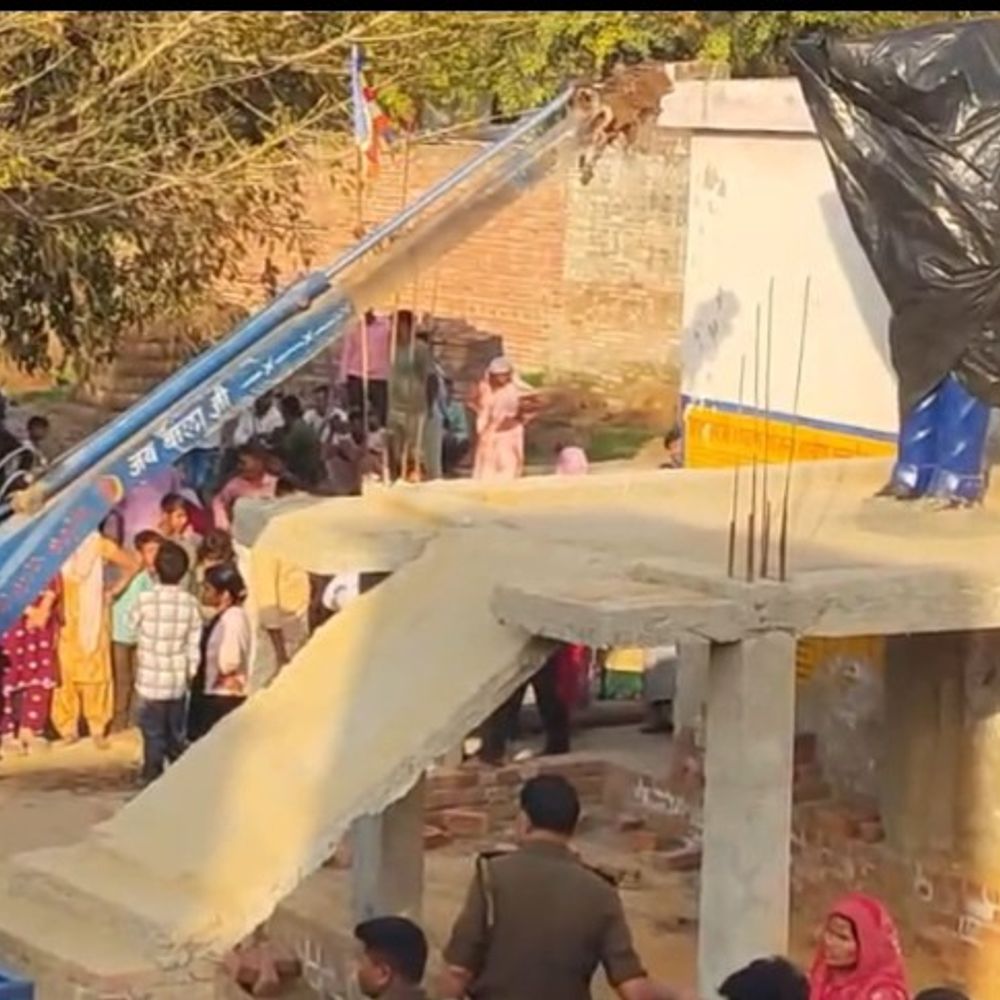 बदायूं में बिना अनुमति स्थापित आंबेडकर प्रतिमा हटाई गई:प्रशासन ने पंचायतघर में रखवाया, माहौल बिगड़ने की आशंका थी