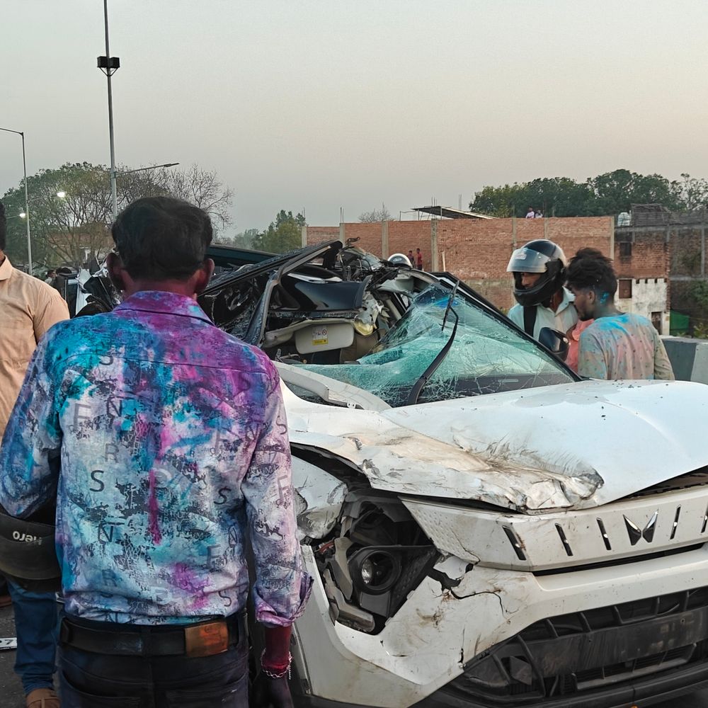 फतेहपुर में ट्रक से टकराई एक्सयूवी कार, चालक की मौत:तेज रफ्तार में ओवरटेक करते समय हादसा, अन्य दो कारसवार घायल