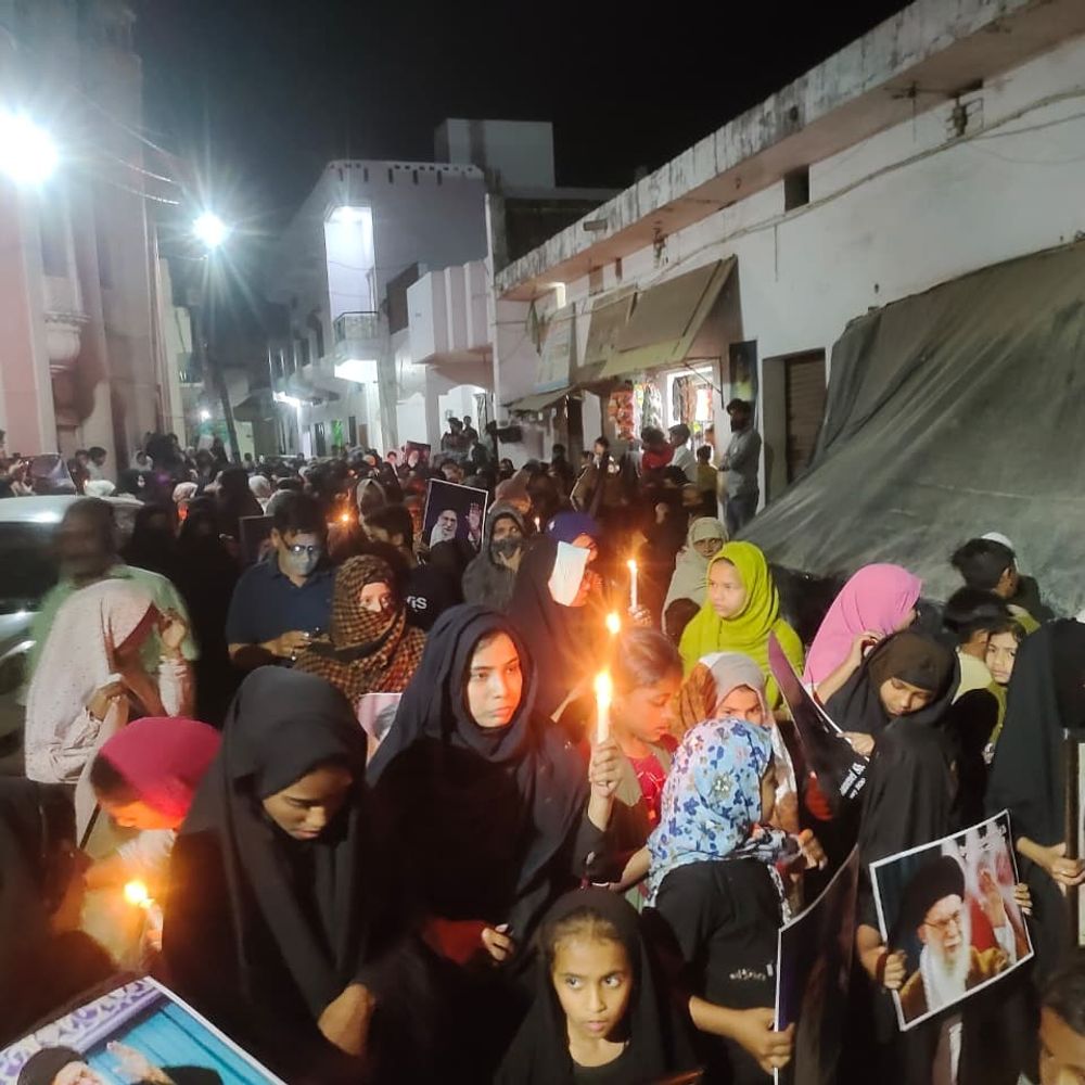 संभल में ईरानी राष्ट्रपति की मौत पर शियाओं का प्रदर्शन:महिलाओं और बच्चों ने कैंडल मार्च निकाल अमेरिका-इजरायल के खिलाफ नारेबाजी