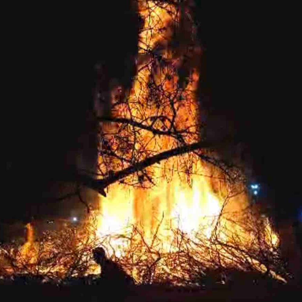 पीएसी 37वीं वाहिनी में होलिका दहन, डीआईजी-सेनानायक ने की पूजा:अधिकारियों ने दी देशवासियों और पुलिस बल को होली की शुभकामनाएं