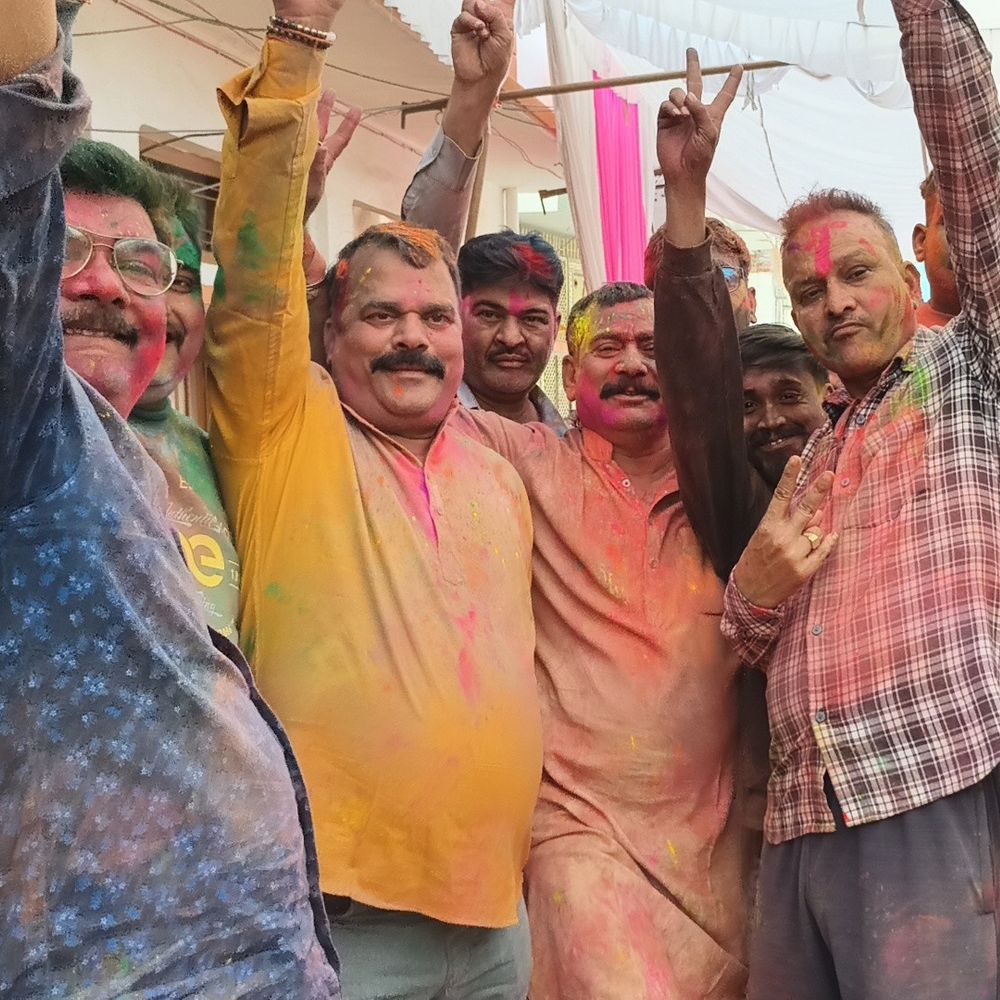 लखीमपुर खीरी में विधायक योगेश वर्मा ने खेली होली:स्कूटी पर निकले, समर्थकों संग भंगड़े पर जमकर नाचे