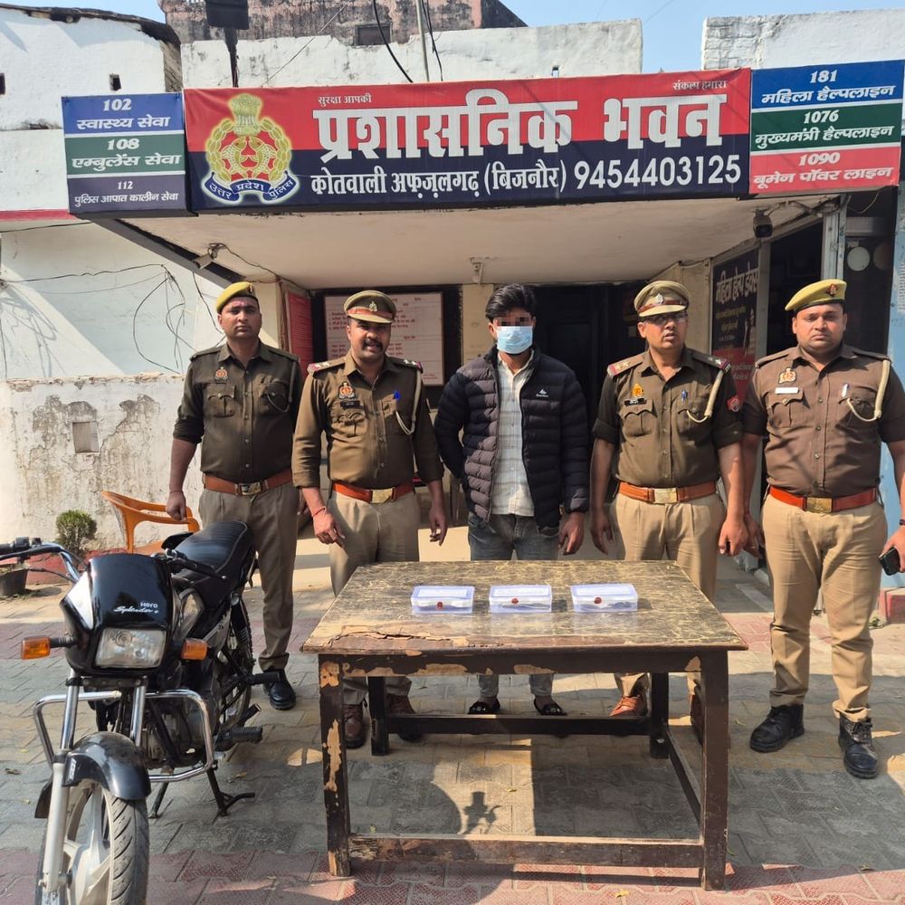 बिजनौर में पुलिस मुठभेड़ में दो बदमाश गिरफ्तार:लूट और चोरी की वारदात को दिया था अंजाम, एक को गोली लगी