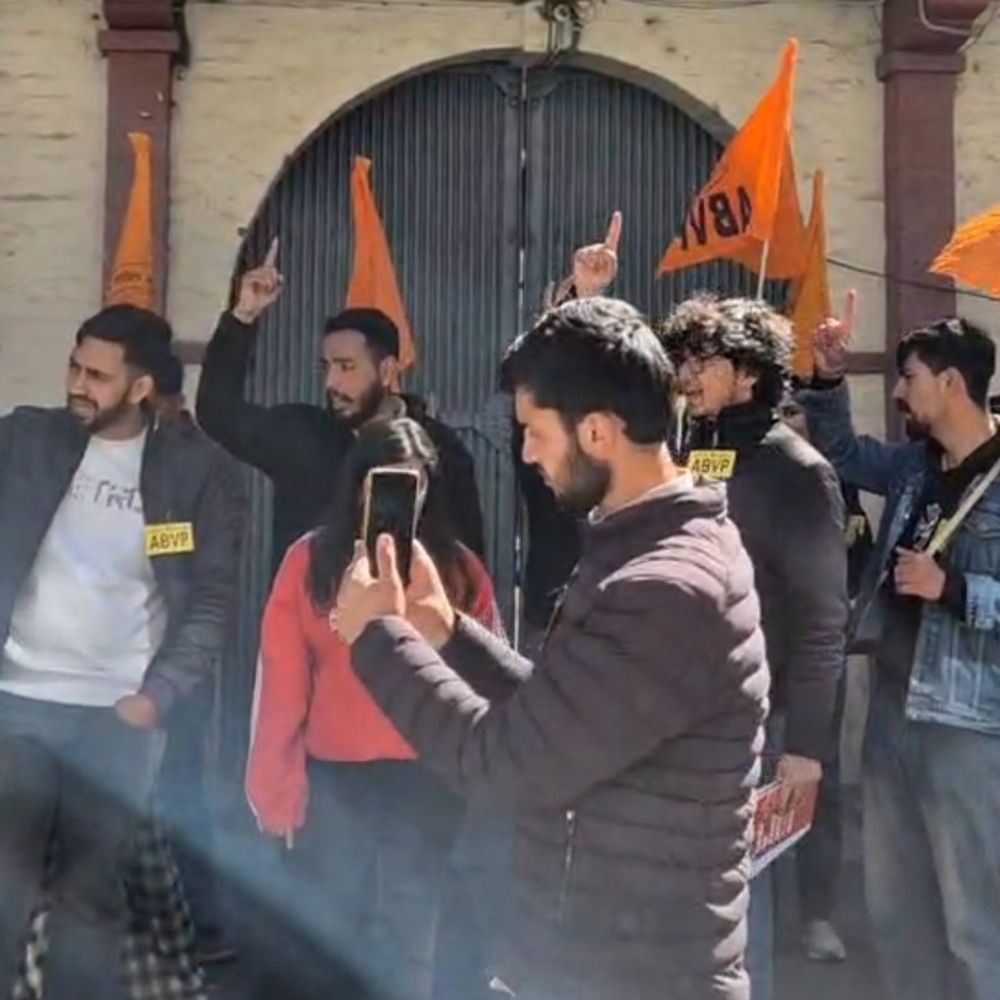 शिमला में ABVP ने किया थाने का घेराव:  HPU हिंसा पर 5 दिन बाद भी FIR दर्ज न होने से नाराजगी, आंदोलन की चेतावनी – Shimla News