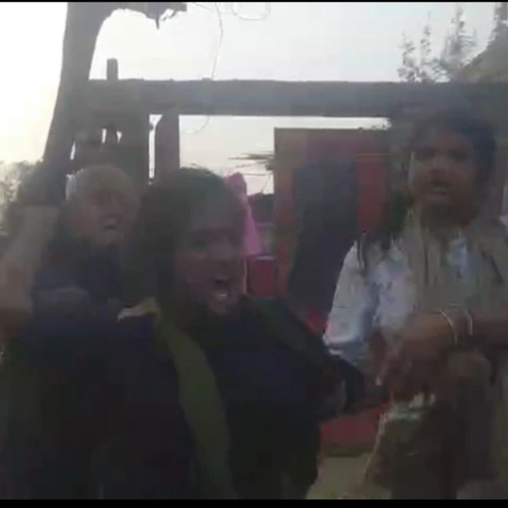 मामूली कहासुनी पर महिला से मारपीट, VIDEO:दो पक्षों में हुआ विवाद, चप्पल-पत्थर फेंके गए