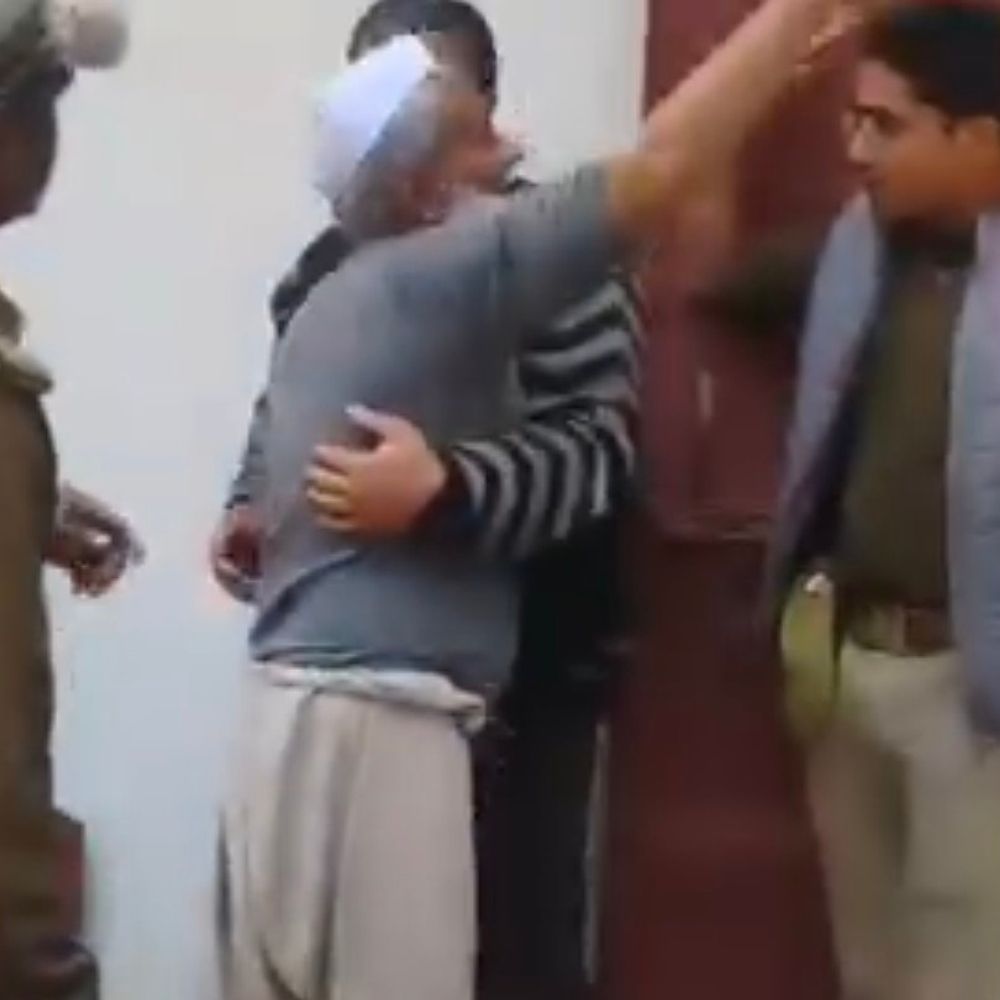 पुलिस पर घर में घुसकर मारपीट का आरोप:मकान विवाद की सूचना पर पहुंची थी, महिलाओं और बुजुर्गों से हाथापाई