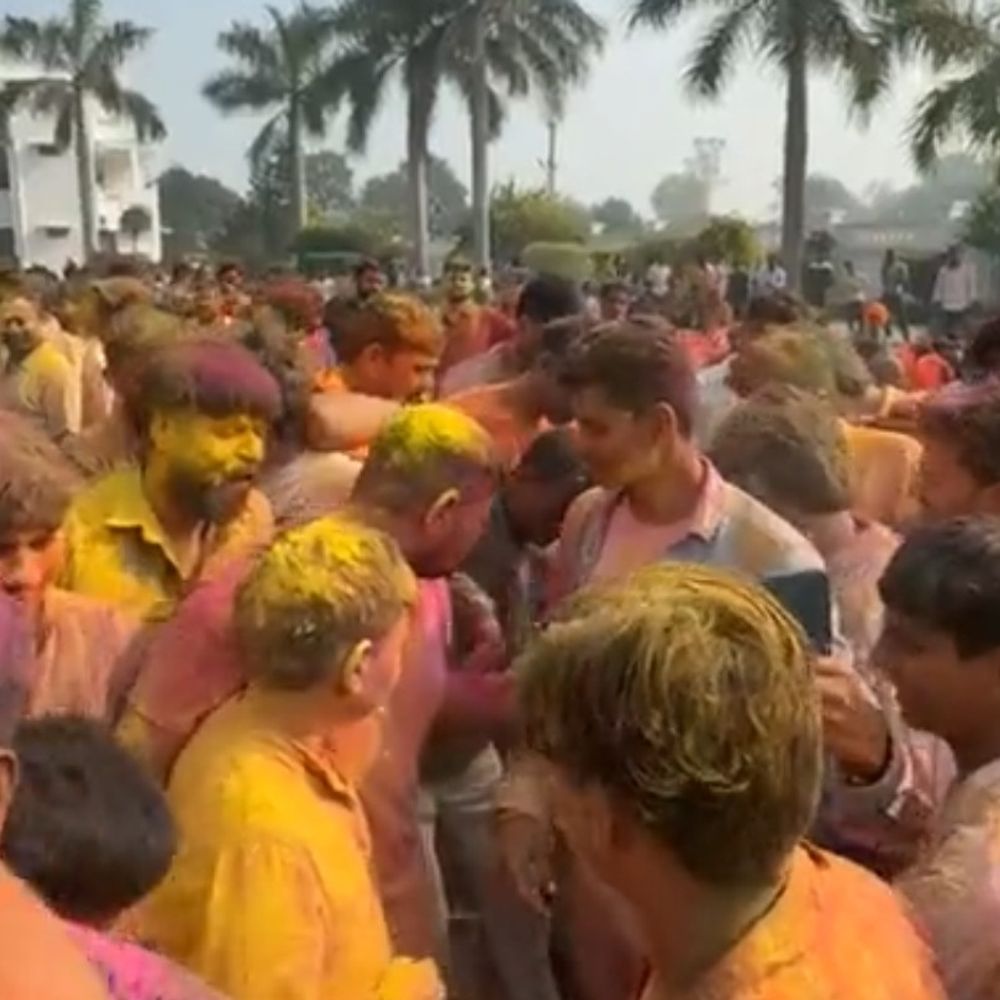 गोंडा में बृजभूषण ने फगुआ चौपाल कर खेली होली:जमीन पर बैठ लोगों के साथ होली के गीत गाते नजर आए पूर्व सांसद