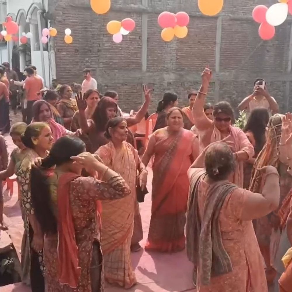 राजाजी के दिलवा टूट जाई गाने पर जमकर झूमे लोग:गोंडा में धूमधाम से मनाया जा रहा होली का त्यौहार, सुरक्षा व्यवस्था के कड़े इंतजाम
