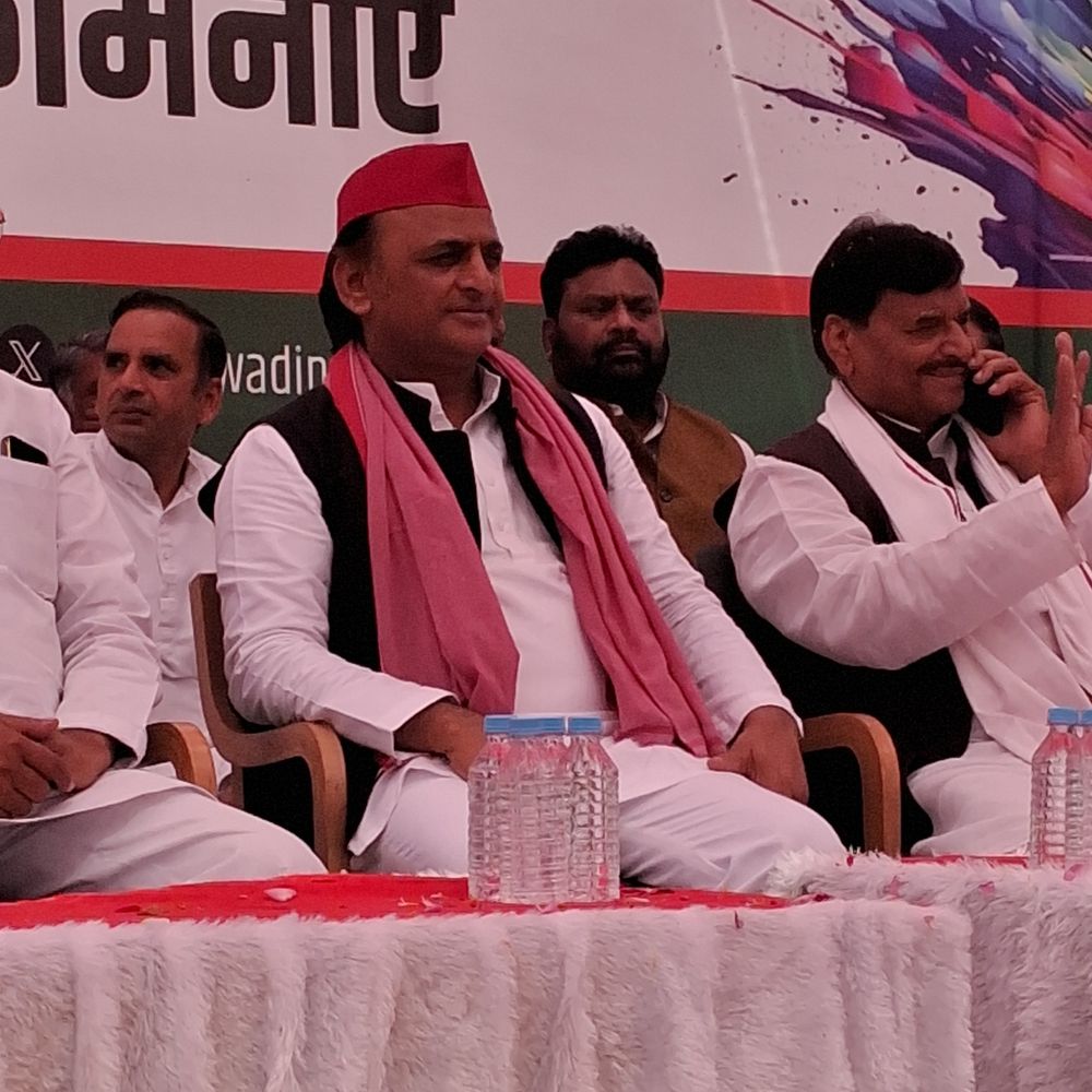 सैफई में सपा का फूलों से होली मिलन:अखिलेश-डिपंल, शिवपाल सिंह यादव समेत कई सांसद और बड़े नेता हुए शामिल