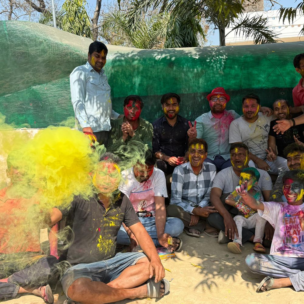 फतेहपुर में हर्षोल्लास से मनाई गई होली:रंग-गुलाल और फाग गीतों के बीच लोगों ने दी शुभकामनाएं, पुलिस रही तैनात