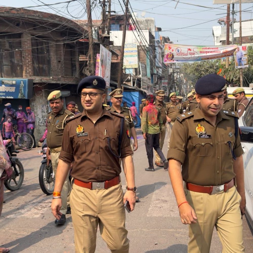 पीलीभीत पुलिस होली पर्व को लेकर अलर्ट:एसपी ने सड़कों पर उतरकर सुरक्षा व्यवस्था का जायजा लिया, दिए दिशा-निर्देश