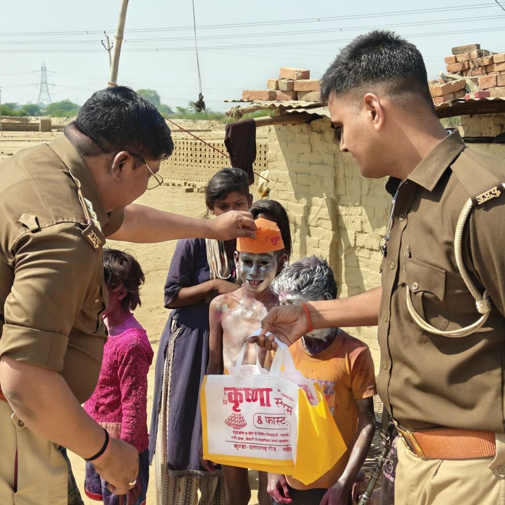 पुलिस ने गरीब बच्चों संग मनाई होली:रंग-पिचकारी बांटकर चेहरों पर लाई मुस्कान, प्रतापगढ़ में पहल