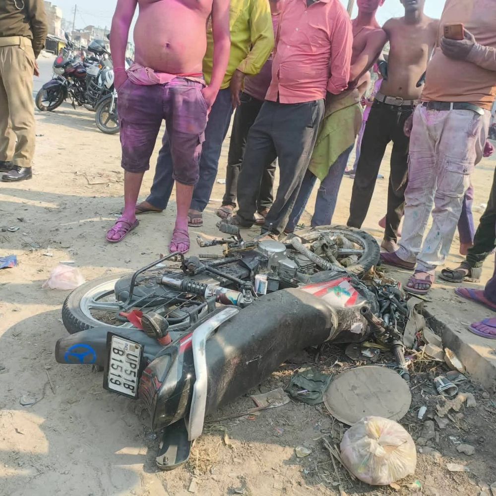 दो बाइकों की आमने-सामने टक्कर, दो युवकों की मौत:होली के दिन चिलमा बाजार में भीषण हादसा, एक गंभीर घायल