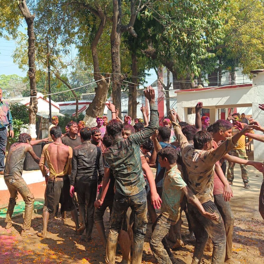 प्रतापगढ़ जिला कारागार में होली का उत्साह:अबीर-गुलाल लगाकर एक-दूसरे को दीं शुभकामनाएं, दिखा सौहार्द का माहौल