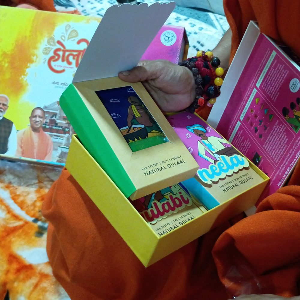 सीएम योगी की 'इको-फ्रेंडली' होली:आनंदेश्वर बाबा के लिए लखनऊ से आया खास गुलाल, आगरा का पेठा और कन्नौज का इत्र भी भेजा