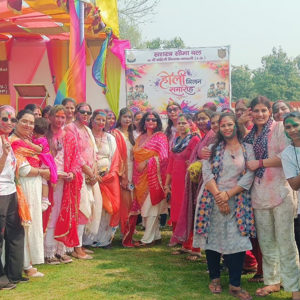 भारत-नेपाल सीमा पर तैनात एसएसबी जवानों-परिवारों ने खेली होली:श्रावस्ती में कमांडेंट बोले- ऐसे आयोजन देते हैं सकारात्मक ऊर्जा