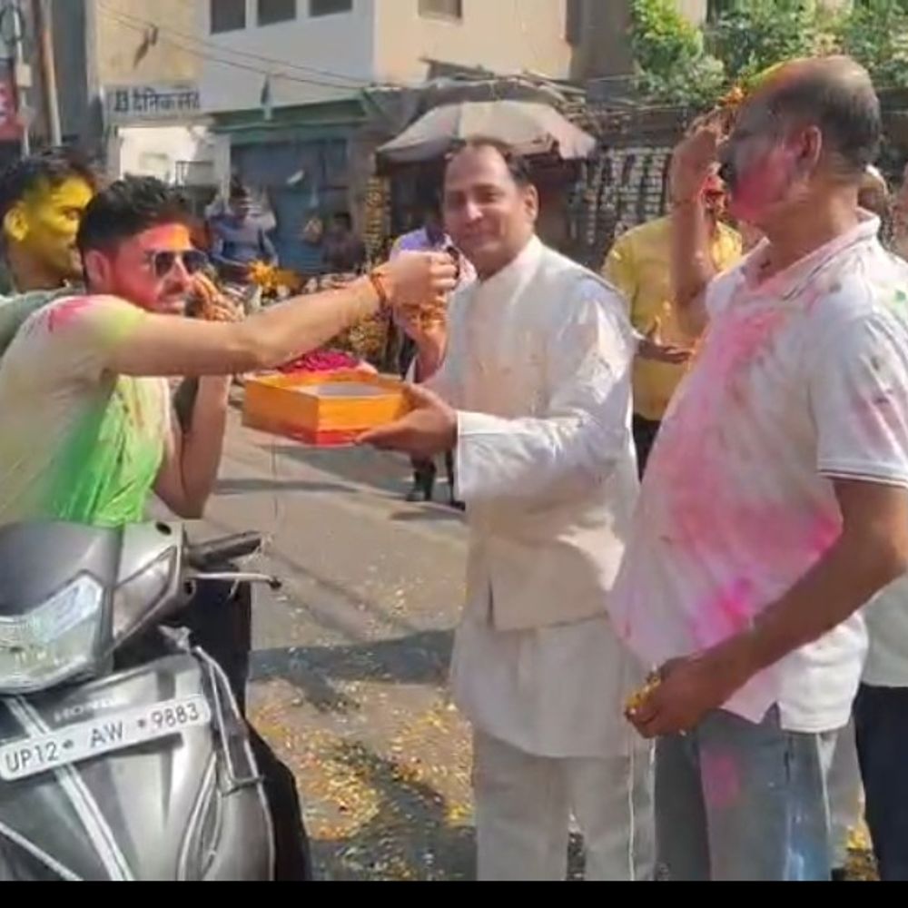 मुजफ्फरनगर में मुस्लिम समाज ने खेली फूलों की होली:लोगों को खिलाई गुझिया, गाया...जय जय शिव शंकर, काटा लगे न कंकर