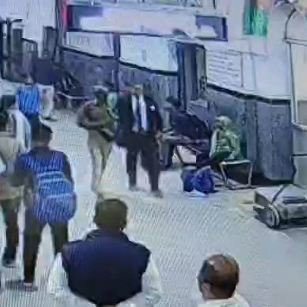 उन्नाव रेलवे स्टेशन पर 500 रुपए की मांगने का VIDEO:स्टेशन अधीक्षक पर पैसे मांगने के आरोप, जांच की मांग