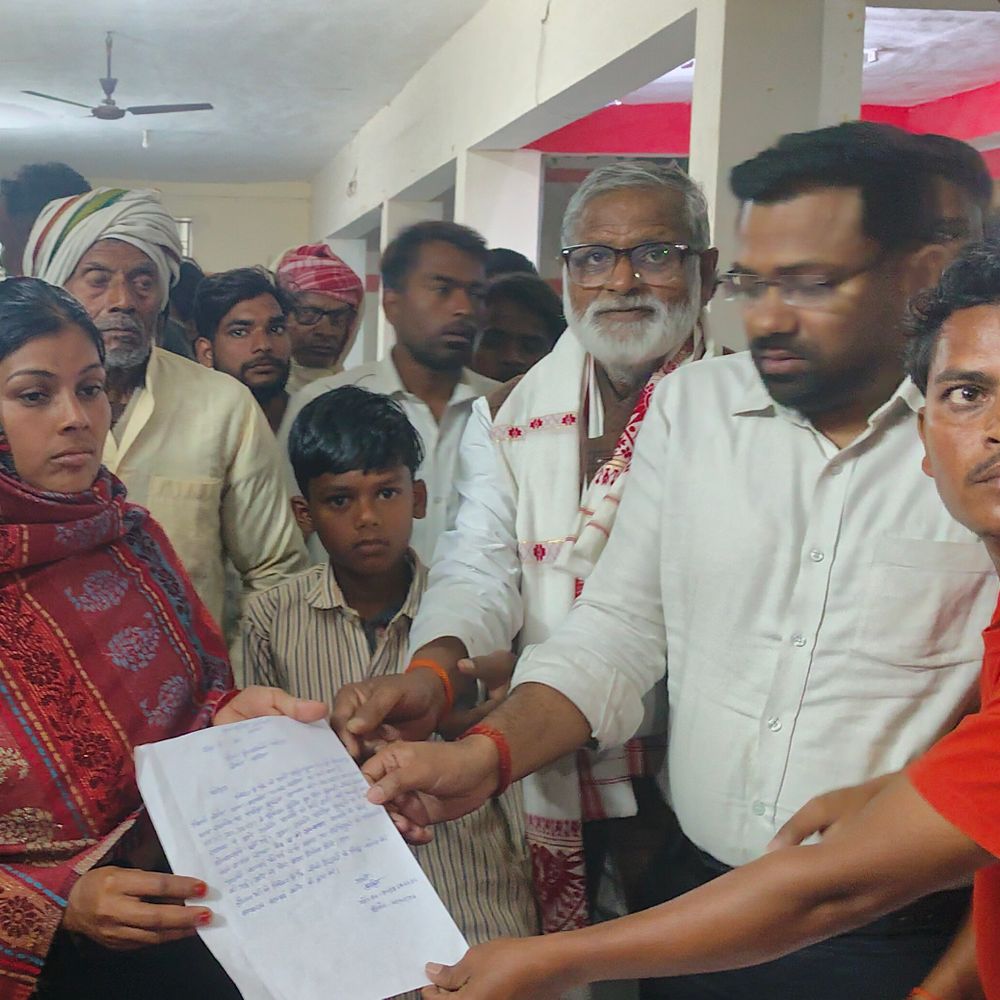 बलिया में युवक की मौत, थाने पर शव रख प्रदर्शन:एएसपी-एसडीएम के आश्वासन पर माने ग्रामीण, मामला शांत