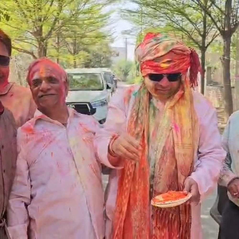 विधायक श्रीकांत शर्मा ने राधा वैली आवास पर खेली होली:कार्यकर्ताओं संग ब्रज के रसिया गाकर मनाया उत्सव, जमकर किया डांस